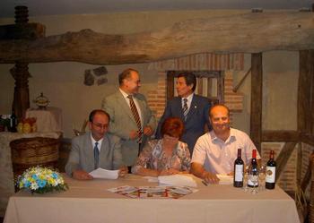 Los representantes de las bodegas de Castillejo de Robledo, Langa de Duero y San Esteban de Gormaz firman un convenio de colaboración con la FIVIN.