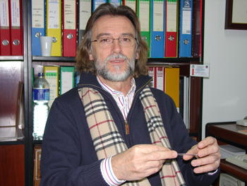 Enrique Barrado en su despacho de la Universidad de Valladolid