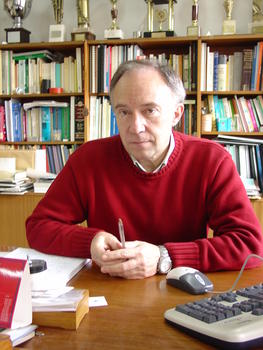 El profesor Fernando Rull, del Departamento de Física de la Materia Condensada de la Universidad de Valladolid