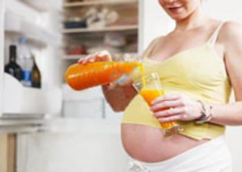 Una mujer embarazada se sirve una bebida (FOTO: Minsa).