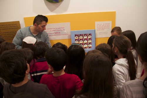 Divulgador con niños en la exposición 'Leer la ciencia'. Foto: Espacio de Cultura Científica USAL.