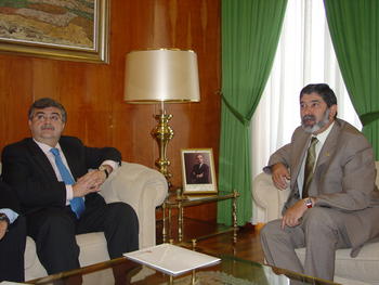 Juan Casado (izquierda), junto a Ángel Penas en la Universidad de León
