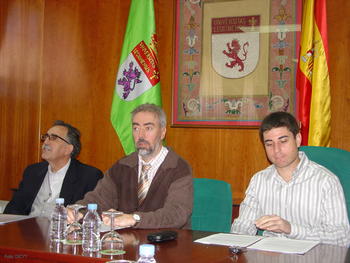 Juan Francisco Martín (izq.), junto a Alberto Villena, vicerrector de Investigación de la Universidad de León, y Carlos García-Estrada.