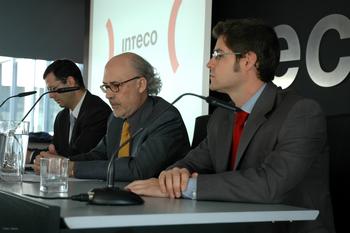 Marcos Gómez, subdirector de eConfianza del Inteco; Víctor Izquierdo, director general; y Manuel Escalante, director de programas, de izquierda a derecha.