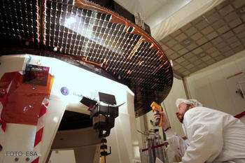 Un científica trabaja con el satélite Planck.