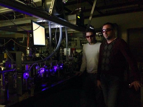 Carlos Hernández García (izquierda) y Tenio Popmintchev en uno de los laboratorios láser del JILA. Foto: GIOE.