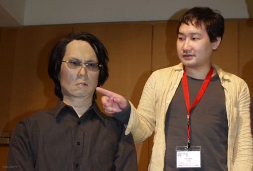 Kohei Ogawa toca el rostro del robot, clon de Hiroshi Ishiguro.