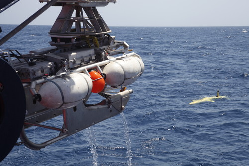 La plataforma de lanzamiento Caliste, una vez ha dejado el AUV AsterX en el agua (segundo plano), a punto de empezar la inmersión. Foto: CSIC.