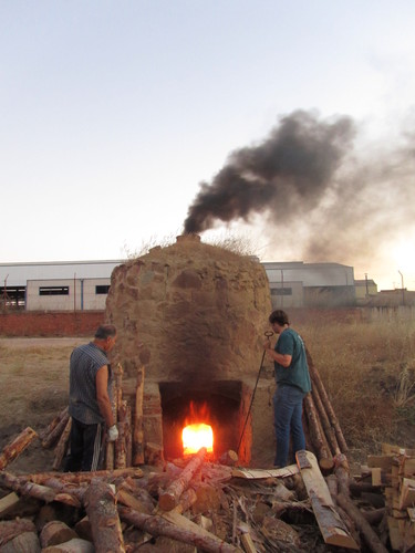 El artesano Antonio Padilla y el arqueólogo Juan Jesús Padilla realizan una cocción experimental en una reconstrucción de un horno de la segunda Edad del Hierro. 