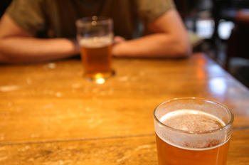 El consumo de alcohol se incrementa entre los jóvenes.