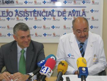 El delegado de la Junta en Ávila, Francisco José Sánchez, acompañado por el jefe de Pediatría, el doctor José María Maíllo.