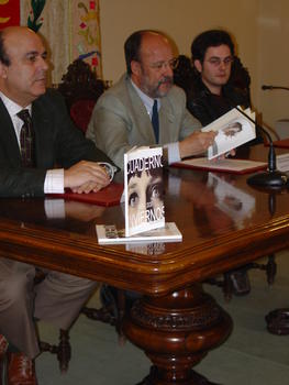 Javier León de la Riva examina la publicación en el acto de presentación