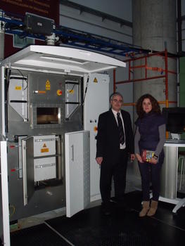 Los directores de la OTRI-OTC, Gonzalo Salazar y Susana Cámara, junto a la máquina de sinterización