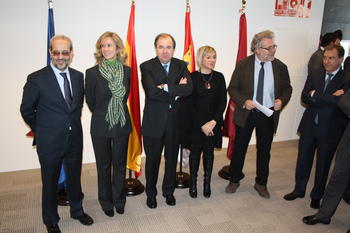 Luis Roso, segundo por la derecha, junto a la ministra de Ciencia e Innovación y el presidente de la Junta, entre otras autoridades.