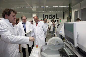 Herrera visita la nueva línea de fabricación de Indal en Valladolid.