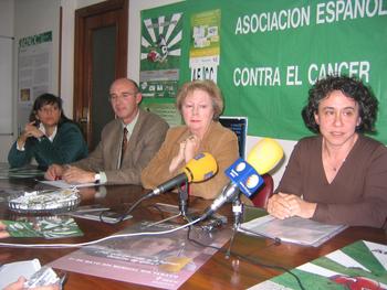 De izquierda a derecha, Esther garcía-Rosado, psicóloga; el doctor Jesús Hernández; Dolores Ruiz-Ayúcar, presidenta de la AECC en Ávila; y la doctora Carolina Sáez.