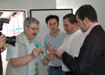 Un momento de la visita de representantes de las Bodega Emilio Moro a la Universidad de León.