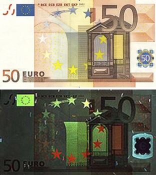 Arriba, billete de 50 euros visto bajo luz blanca. Abajo, visión a luz ultravioleta. Imágenes de Angélica González Arrieta.