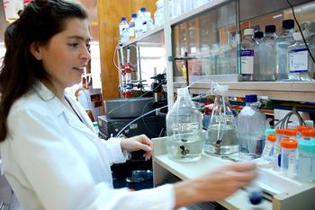 La investigadora trabaja en el desarrollo de virus artificiales para su uso como vacunas cien por ciento seguras. Foto: AMC.