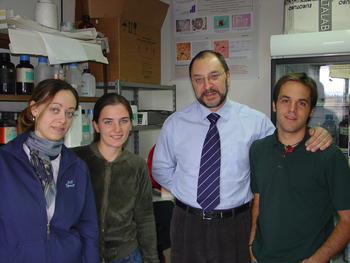 Fernando Simón junto a sus investigadores en el laboratorio