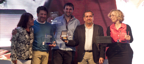 Los doctores María Marta Vena (izq.), Andrés  Wigdorovitz y Demián Bellido recibiendo el gran Premio INNOVAR. Créditos: Prensa y Difusión del Ministerio de Ciencia.