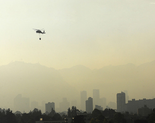 Por medio de helicópteros se transporta el agua para detener el incendio. (Foto: Catalina Torres) 
