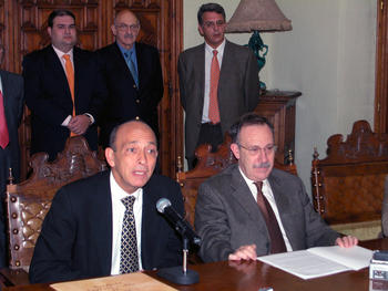 Alexandre Kalache (izquierda) y Enrique Battaner durante la rueda de prensa
