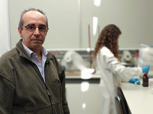 Rafael Pardo, director del Departamento de Química Analítica, en un laboratorio de la Facultad de Ciencias/UVa