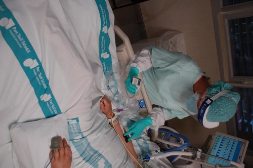 Médico colocando el dispositivo fotónico en el brazo de un paciente en el Hospital Parc Taulí./H. Parc Taulí