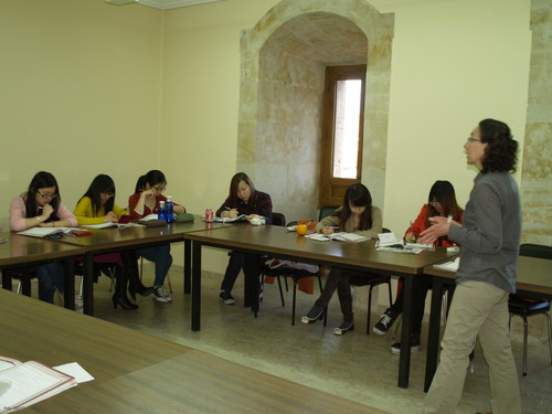 Clase de español para chinos en la Universidad Pontificia de Salamanca.