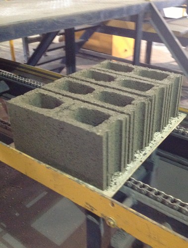 Blocks fabricados con plásticos reciclados (FOTO: INTEC).