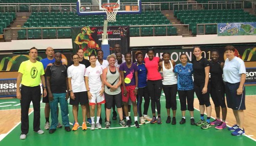 Alejandro Vaquera con el grupo de árbitros del Afrobasket tras una sesión de entrenamiento. FOTO: ULE.