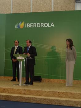 De izquierda a derecha, Ignacio Sánchez Galán, Juan Vicente Herrera y Amparo Moraleda inauguran el Centro de Innovación de Aldeatejada.