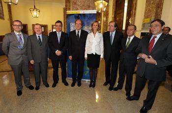 Los ministros de Educación, Ángel Gabilondo, y de Ciencia e Innovación, Cristina Garmendia, junto al presidente de la Junta de Castilla y León y otros presidentes autonómicos y personalidades.