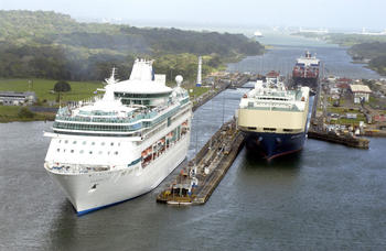 Barcos atraviesan las esclusas de Gatún, en el lado Atlántico del Canal de Panamá. (Foto: Autoridad del Canal de Panamá)