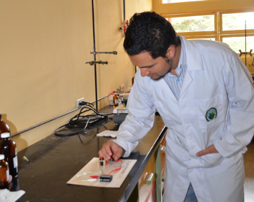 Erick Castellón Elizondo, investigador del Grupo Biotecnología y Tecnología Química (BCT Group) de la Escuela de Química (FOTO: UCR)..