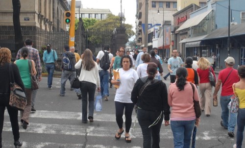 Personas pasean por la calle en Costa Rica. Foto: UCR.