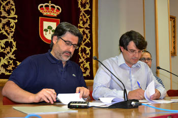 David Beltrán Martín, alcalde de El Hoyo de Pinares, y Guillermo Pérez Andueza, profesor de la UCAV.