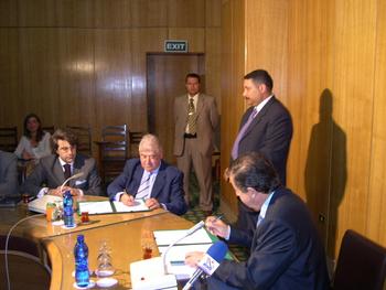 El Presidente de Confemadera, Pedro García Moya, y el Ministro egipcio de Industria Rachid Mohamed Rachid, firman el acuerdo ante la mirada del Director de la oficina del sector español en Bruselas, Patrizio Antonicoli.