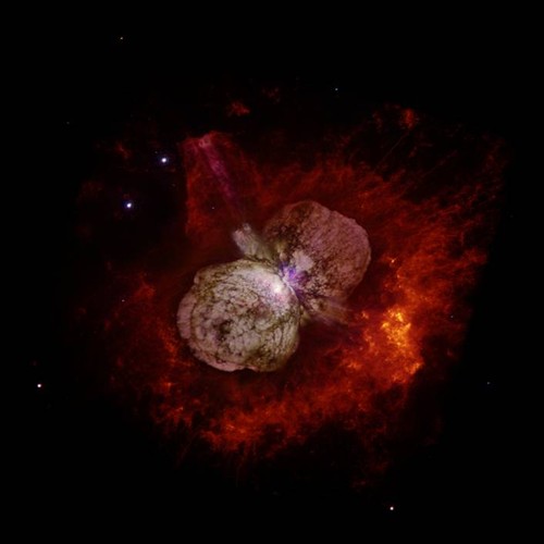 Imagen de la estrella masiva Eta Carinae, rodeada de una nebulosa producto de explosiones pasadas. Fuente: HST, U. California y NASA.