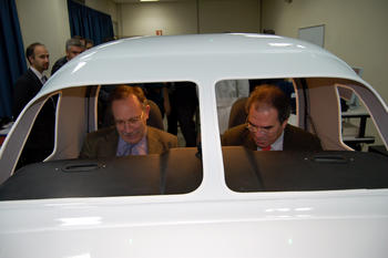 El rector prueba uno de los simuladores de la Escuela de Pilotos (Foto: USAL)