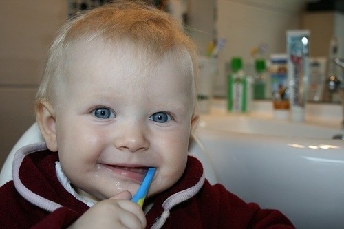 Bebé cepillándose los dientes.