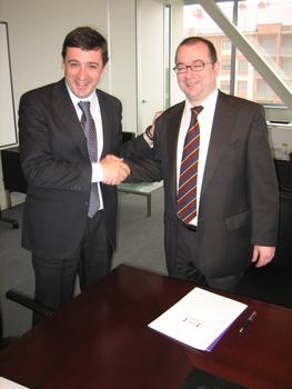 Enrique Martínez y Francisco Menéndez, en la firma del acuerdo entre Inteco y la empresa de seguridad de la información Sigea.