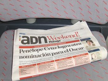 Edición malagueña del diario gratuito ADN en un tren de cercanías.