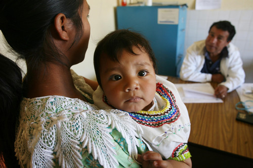 Un niño indígena en la consulta médica