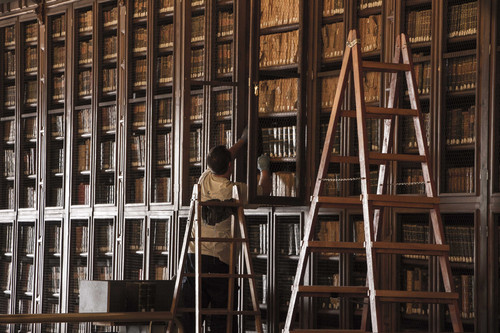 Los investigadores de la Universidad de Granada han diseñado la primera herramienta científica que permite averiguar la rentabilidad y eficiencia de una biblioteca. En la imagen, la biblioteca del Hospital Real de la UGR/HELENA GORLAT – IWUANAMENTE