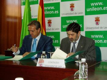 A la derecha, el rector de la Universidad de León, junto al consejero delegado de Bodegas Emilio Moro