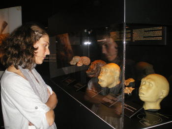 Una visitante contempla algunas reproducciones expuestas en 'Atapuerca y la evolución humana'.