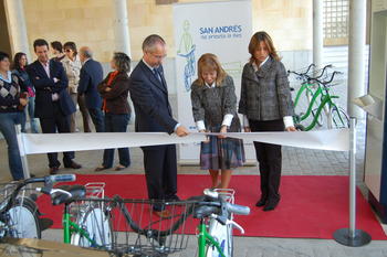 El director general de Energía y Minas, Ricardo González Mantero, y la concejala de Medio Ambiente de San Andrés, Ana Mª Herrero, inauguran el servicio de préstamo de bicicletas.