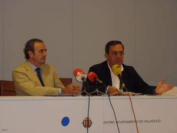 José Heriberto Amón, presidente de la Asociación Castellano Leonesa de Urología (ACLU), junto a José Ramón Cortiñas (a la derecha).